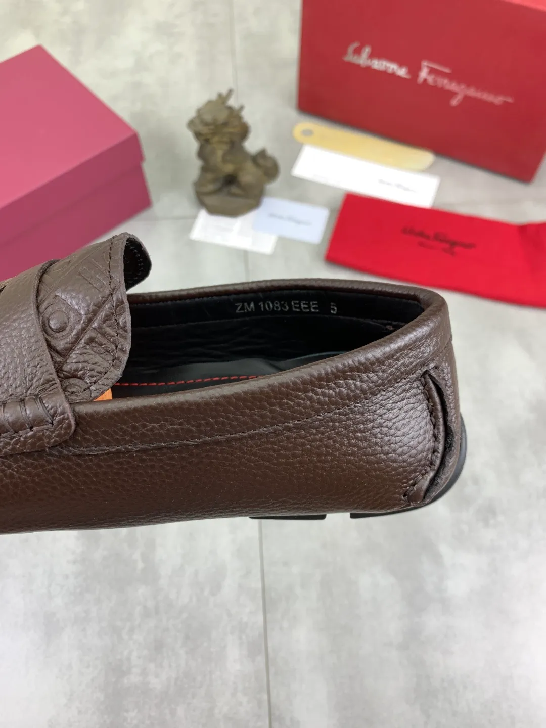 Men's shoes 💰P542 New model, high quality [Ferragamo/Ferragamo] Latest lazy slip-on shoes Original imported calfskin, imported cowhide lining + original luxury metal buckle + original combination outsole Comparison without pressure Code number: 38-45